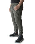 Jogger RULER tela ligera hombre color Verde olivo